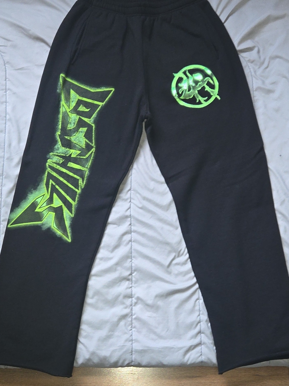 Lost Hills Relaxed Fit Black Graphic Sweatpants Large